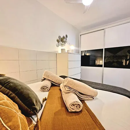 Beach 1 Apartment *